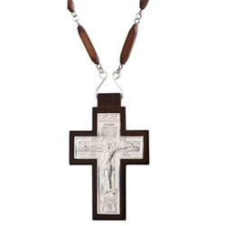 Крест латунный в деревянном обрамлении и цепью
