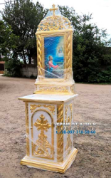 Небольшой православный жертвенник с золочением и иконой