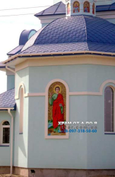 Икона Св. Пантелеймона на фасаде храма из мозаики
