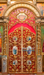 Фрагмент центральной части иконостаса с Царскими Вратами, колоннами и надвратием